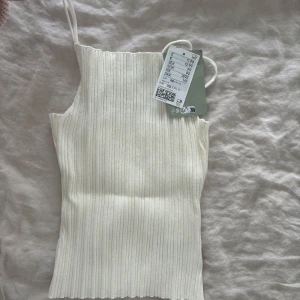 Vit topp - Säljer denna helt nya toppen från hm med prislappen kvar!😊köpt för 100kr men säljer den för 70kr
