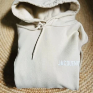 Jacquemus hoodie - Säljer denna feta beiga Jacquemus hoodie, storlek S. Skick 8/10. Nypris 2900 mitt pris 1899kr.