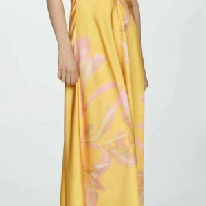 Mango Estela klänning - Använt endast en gång på bröllop, ser ut som ny. Köpt för 1000kr, kan alltid negotiera:)