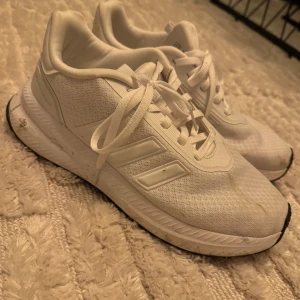 Vita   - Vita adidas skor stoelek