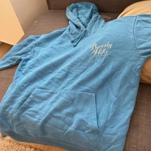 Hoodie  - En blå Hoodie is storlek xs 