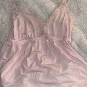 Linne - Söt babyrosa topp med lace frpn Nelly💗 använt den två gånger men den är i fint skick och ser helt oanvänd ut!🤗