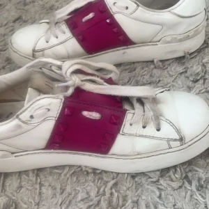 Valentino skor  - Jätte fina unika rosa skor från Valentino som självklart är äkta, jag köpte dom här på plick och använt ett fåtal gånger, storlek 39  Några nitar saknas som ni kan se på bilderna . Fick tyvärr inte box när jag köpte de men äktenhets kort medföljer!