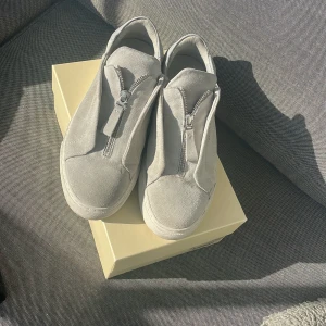 Axel Arigato zip - Arigatos storlek 41 men lite stora i storlek sitter som 42 ish, lite smutsiga men går lätt att tvätta ny pris ca 2500kr