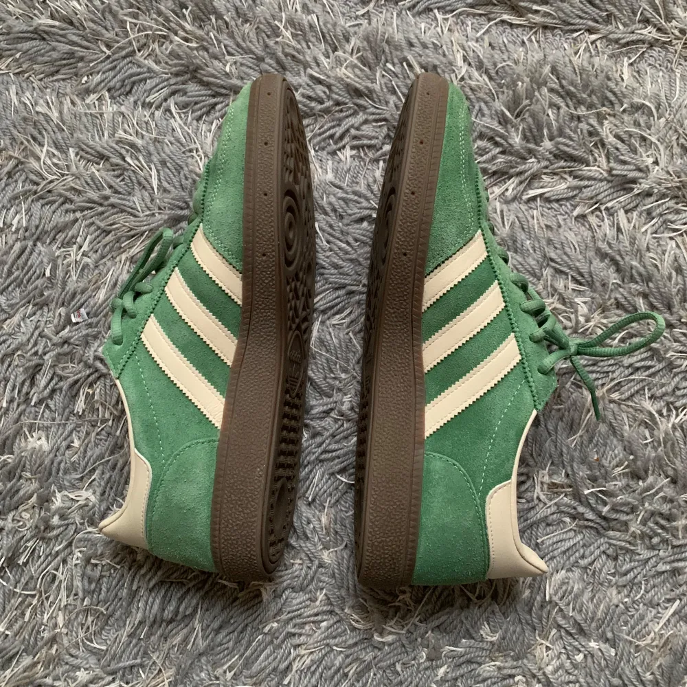 Säljer ett par riktigt bekväma adidas spezial i storlek 44. Använda 3-4 gånger, med andra ord väldigt bra skick! . Skor.