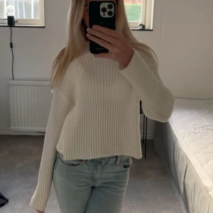 mysig vit stickad tröja💕 - Jättefin vit stickad tröja från Zara i storlek 152!! Passar även XS💖 Säljer då den tyvärr inte kommer till användning💞
