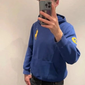 Ralph lauren - Hej , jag säljer nu en blå Ralph lauren i ett bra skick. Rekommenderar någon som har S i storlek. Det är bara och skriva om ni har några frågor:)