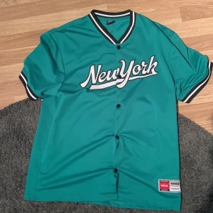 FSBN New york tröja  - Skön baseball tröja i bra skick🤩 Pris kan diskuteras vid snabb affär! Skriv om ni har frågor!😃 