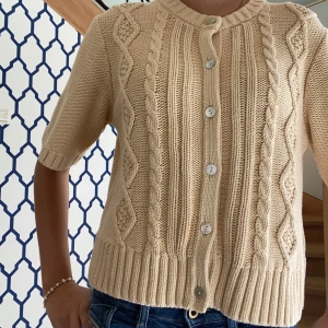 Kortärmad kofta  - Super mysig till hösten!! Jätte skön och materialet är i bra kvalitet och skick. Nypris:600kr och aldrig använd