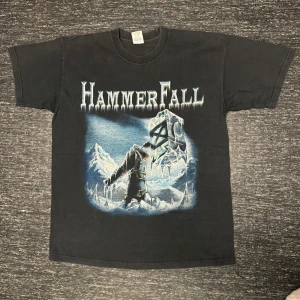 Hammerfall Blood Bound T-shirt  - Asfet Hammerfall Blood Bound T-shirt -från 05!🧊❄️ Från albumet: Chapter V: Unbet, Unbowed, Unbroken -05 Size: Medium Skick: Vintage, aningen urtvättad ”washed/mörkgrå” vilket gör den fetare enligt mig! Märke: Fruit Of The Loom Pris: 265kr