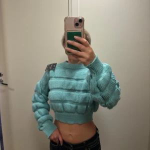 Blå stickat tröja - Blå stickad tröja, aldrig andvänd, helt ny  Passar storlek xxs, xs och s, även lite större storlekar passar