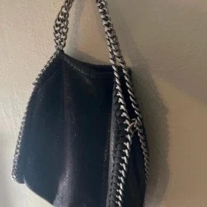 Svart fin väska - Köpt på vinted, använd 2 gånger