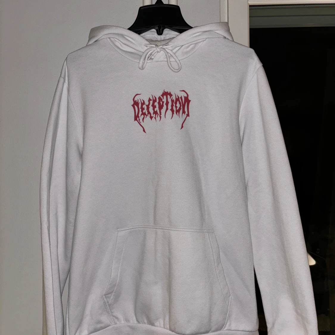 Vitt Hoodie Röd tryck