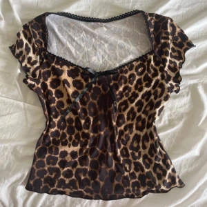 Leopard topp/t-shirt - Fick hem den idag men passar ej mig och orkar inte skicka tillbaka så säljer den. Storlek xs