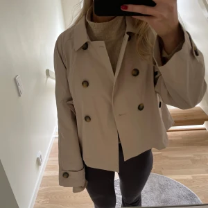 Trenchcoat  - Säljer denna trenchcoat för 280kr!  Strl S