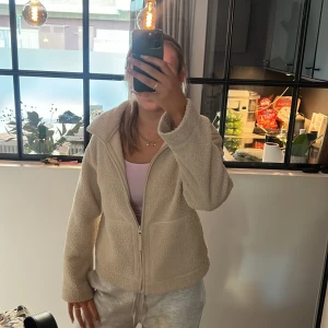 Teddy jacka - Teddy jacka från HM, älskar denna jacka men säljer då jag har en ny jacka i för vintern, denna jacka är väldigt efterfrågad, säljer till ett bra pris, storlek S🥰