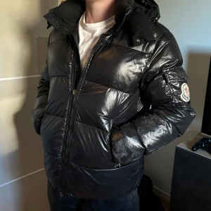 Moncler Himalaya - Storlek M i herr, använt skick, köpt från Merchsweden, svart Moncler Himalaya, har bild på betalningkvittens för jackan 
