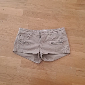 Lågmidjade Shorts - Säljer pga jag inte använder den längre