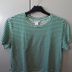 T-shirt grön o vit - Säljer, grön och vit randig tröja. Bra skick, finns dock en liten fläck. Monki, storlek S. Pris: 40 kr