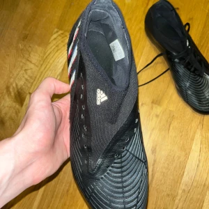 Fotbollsskor adidas predator  - Använt cirka 5 gånger men skorna var alldeles för små, självklart följer original snörerna på båda skorna med, skick 8/10, pris kan diskuteras vid snabb affär. 