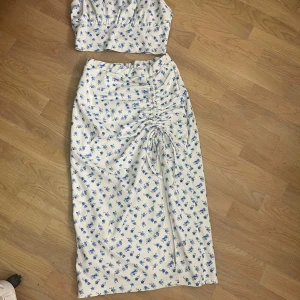 Kjol och tröja - Detta fina srtet är endast använd en gång köptes på shein för 200kr säljs för 100kr