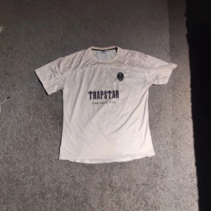 Trapstar t-shirt - Trapstar T-shirt i nyskick, endast använd 3 gånger. Storlek L 