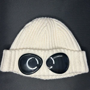 Cp company mössa - Vit cp company mössa, universal size. Inga skador på mössans plast eller tyg. Köpt online via ”miinto”, skan fungerar. Hör gärna av er vid frågor kring mössan! ✌️