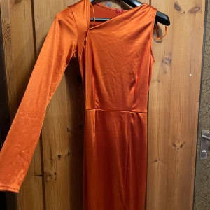 Klänning - Jätte fin orange klänning som endast används 1 gång.  Skriv för fler bilder 