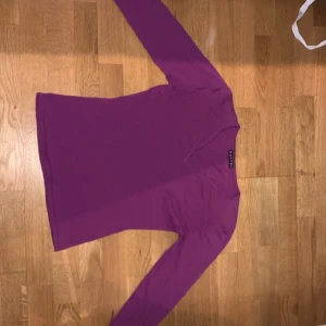 Lila tröja - Köpt på en loppis men inte använt. Den är stretchig och passar S-M