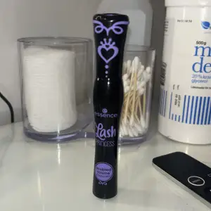 Helt oanvänd mascara från essence, började använda fransar innan mascaran köptes så den har aldrig kommit till använding