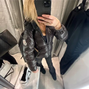 moncler jacka - (inte mina bilder!)en moncler jacka som är köpt här på plick! säljer då den inte passade mig, jackan ser oanvänd ut och skriv privat för fler bilder eller frågor! 