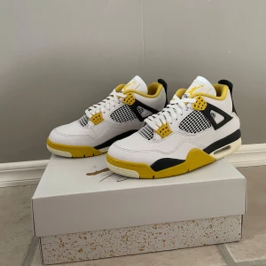 Jordan 4 vivid sulfur  - Aldrig använda! Kvitto och box medföljer