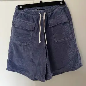 Storlek S - loose fit  Asos Blå Manchester Shorts Ej använda