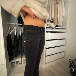 As snygga jeans som är perfekta till hösten! Dessa är så sjukt snygga och enkla att styla, är i jättebra skick💕🥹😜😜  Pris kan diskuteras😊