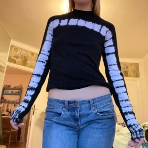 tie dye tröja - supercool långärmad tie dye tröja, i fint skick 🤍