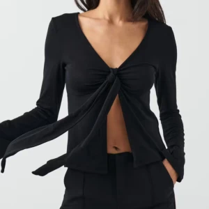 Front tie top - En svart knyttopp från gina🖤 Storlek xs