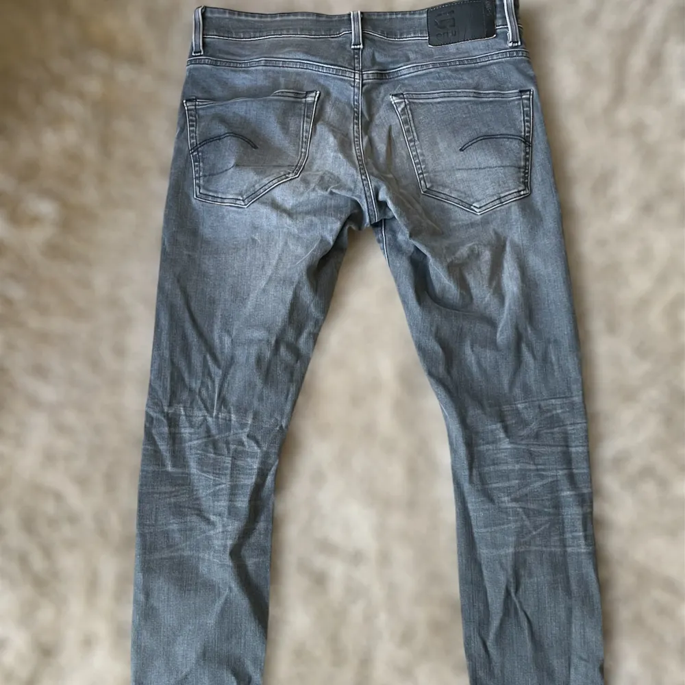 Tja säljer dessa riktgt sköna jeans ifrån gstar skriv vid funderingar, pris kan diskuteras vid snabb affär 🦁🍺. Jeans & Byxor.