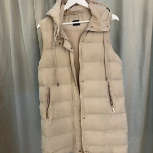 Lång Dun väst - Lång väst från Zara som är i nyttskick. Ny pris ligger på 700kr  • Storlek Xs men passar S Vid flera bilder eller info tveka inte att kontakta!