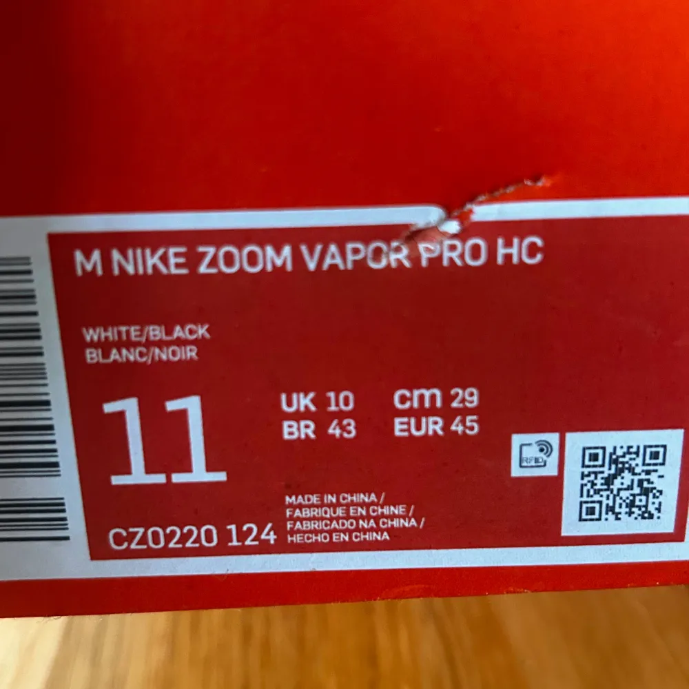 Säljer ett par Nike Zoom Vapor Pro HC i vitt och svart. Skorna har en stilren design med snörning och är perfekta för tennis. De är i nyskick och har en slitstark sula för bra grepp på banan.. Skor.