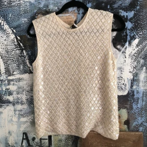 Glitter fest topp 100%ull - En superfin vintage ull topp. Beige paljetter i toppskick! Dragkedja bak hela vägen uppskattad strl 38/40