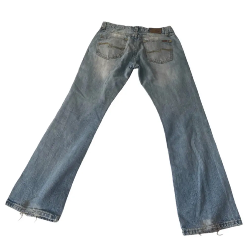 Fina jeans med hål på knäna. Aldrig använda av mig men har lite fläckar o sånt från tidigare ägare. Storlek M/S. Skriv för mer info och bilder . Jeans & Byxor.