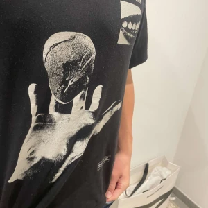 Snygg tisha  - Säljer denna snygga tisha med ett snyggt tryck. Som passar bra med trenden laidback. Bra skick och är ifrån märket underground culture.  Tveka inte med att höra av er!