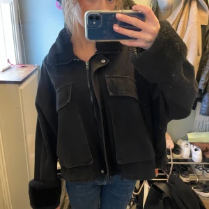 Jeansjacka med päls - Supersnygg jeansjacka med päls i bra skick!💞💞