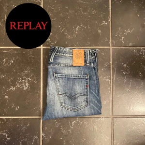 Replay anbass - Ett par replay anbass i väldigt bra skick! Snygg tvätt med unik design med den röda flärpen. Få även med tre par brillor på köpet (se sista bild)Vid övriga frågor bara att höra av er // MVH VALENCO