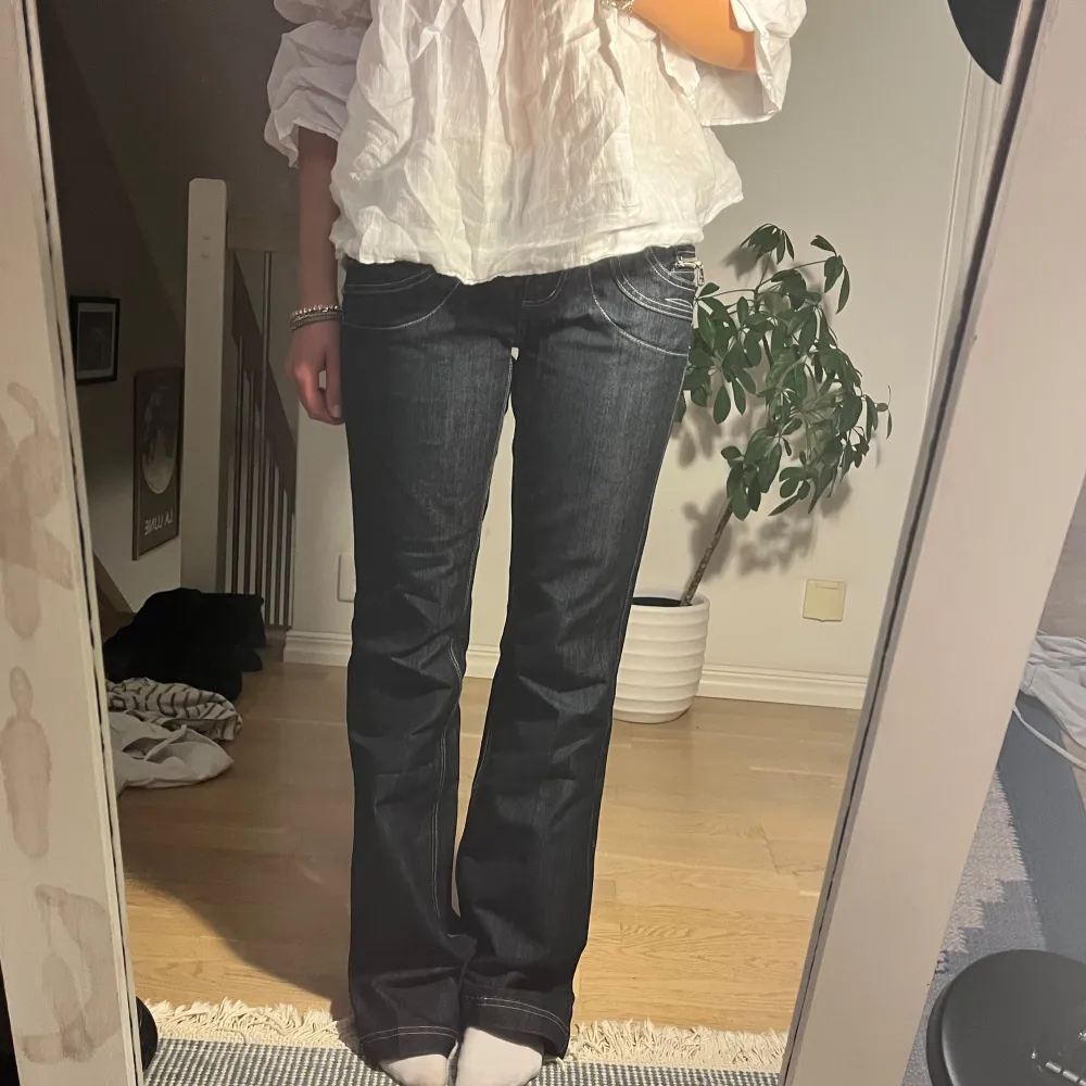 Skitsnygga vintage low rise bootcut jeans från River Island!!💞  Midjemått rakt över - ca 38 cm  Innerbenslängd - ca 82 cm Jag är 160 MEN står lite på tå i skor på första bilden - Se näst sista bilden för hur längden ser ut vanligt/utan skor på mig🌟. Jeans & Byxor.