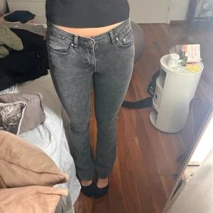 Grå jeans från Perfect Jeans - Säljer ett par snygga grå/svarta jeans från Gina tricot  i storlek 38 (tall) Perfekta för både vardag och fest! Nästan aldrig använda, pris kan diskuteras🩷🩷