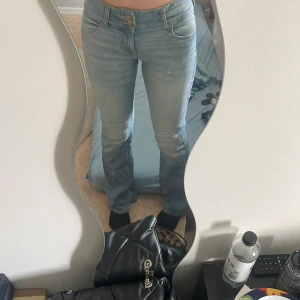 Jeans från bershka  - Säljer nu mina jeans från bershka, använda ett fåtal gånger men syns inte. Köptes på Zalando för 429 och säljer för 300.