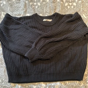 Stickad tröja - Svart stickad tröja