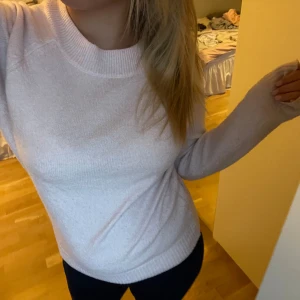 Rosa tröja - Ljus rosa tröja, den är mer rosa i verkligenheten!💗