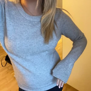 Grå tröja - Grå stickad tröja från vila, perfekt att ha i höst🤍